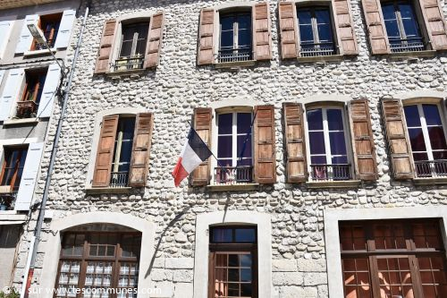 Photo de la façade de la mairie de Serres affichant un drapeau français au balcon.