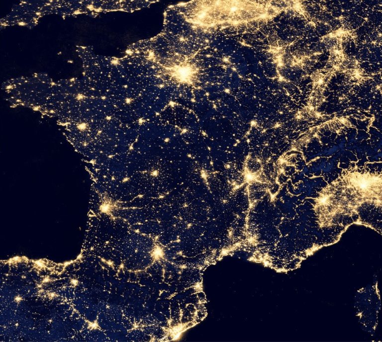 Photo de satellite de la France illuminée.