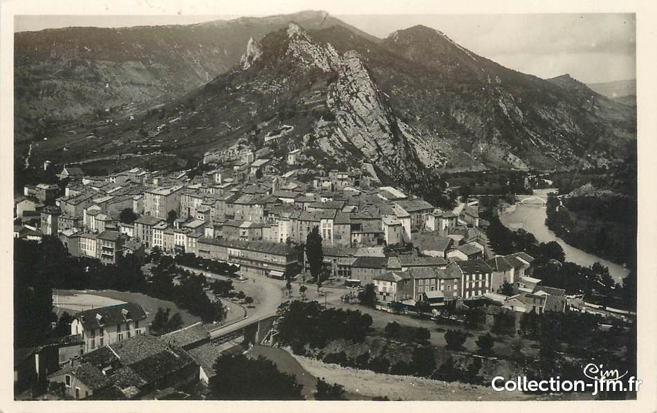 Photo d'archive en noir et blanc de la vue d'ensemble et aérienne du village de Serres.