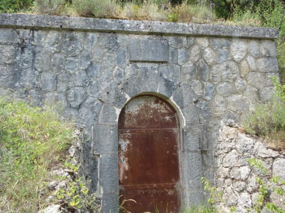 Photo de la porte d'accès aux sources de la commune de Serres.