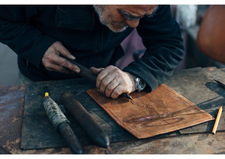 Photo en couleur d'un artisan de Serres en train de travailler de ses mains.